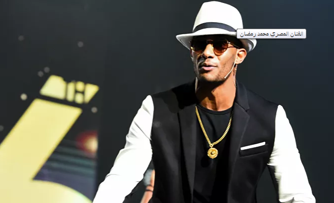 محمد رمضان ينشر صورة باللون الأحمر